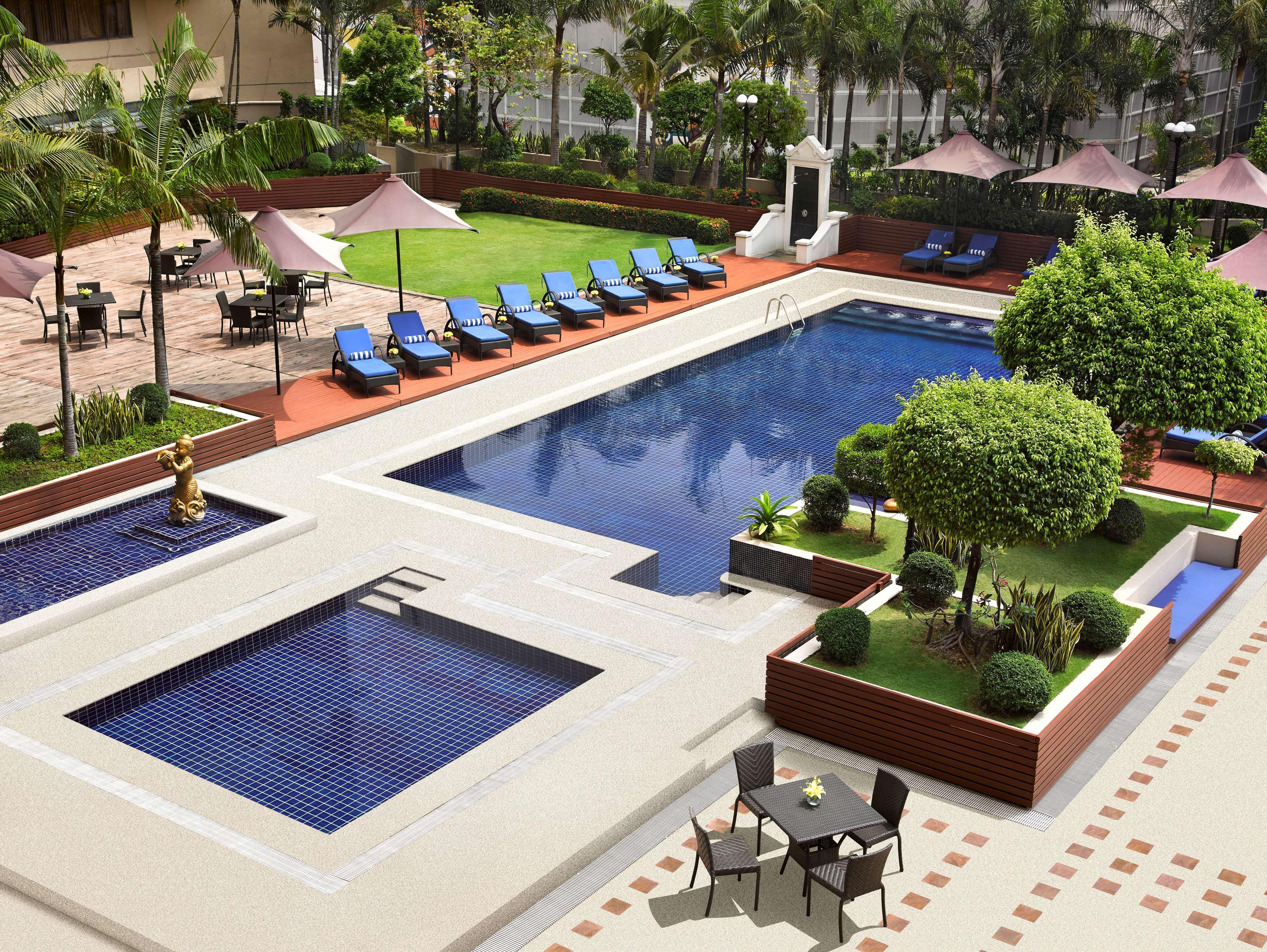 Dusit Thani Manila Μακάτι Εξωτερικό φωτογραφία The pool at the hotel