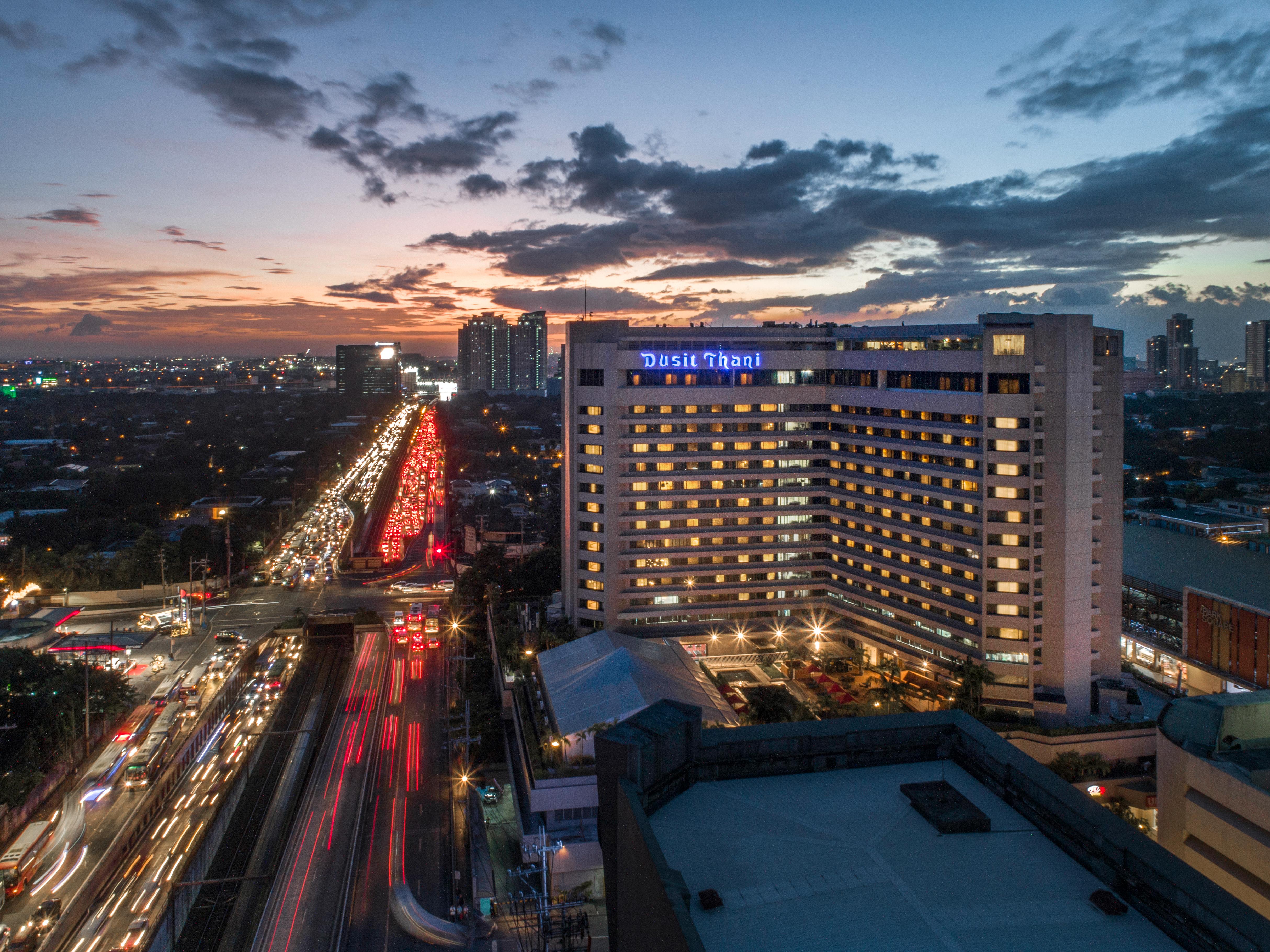 Dusit Thani Manila Μακάτι Εξωτερικό φωτογραφία The hotel at night