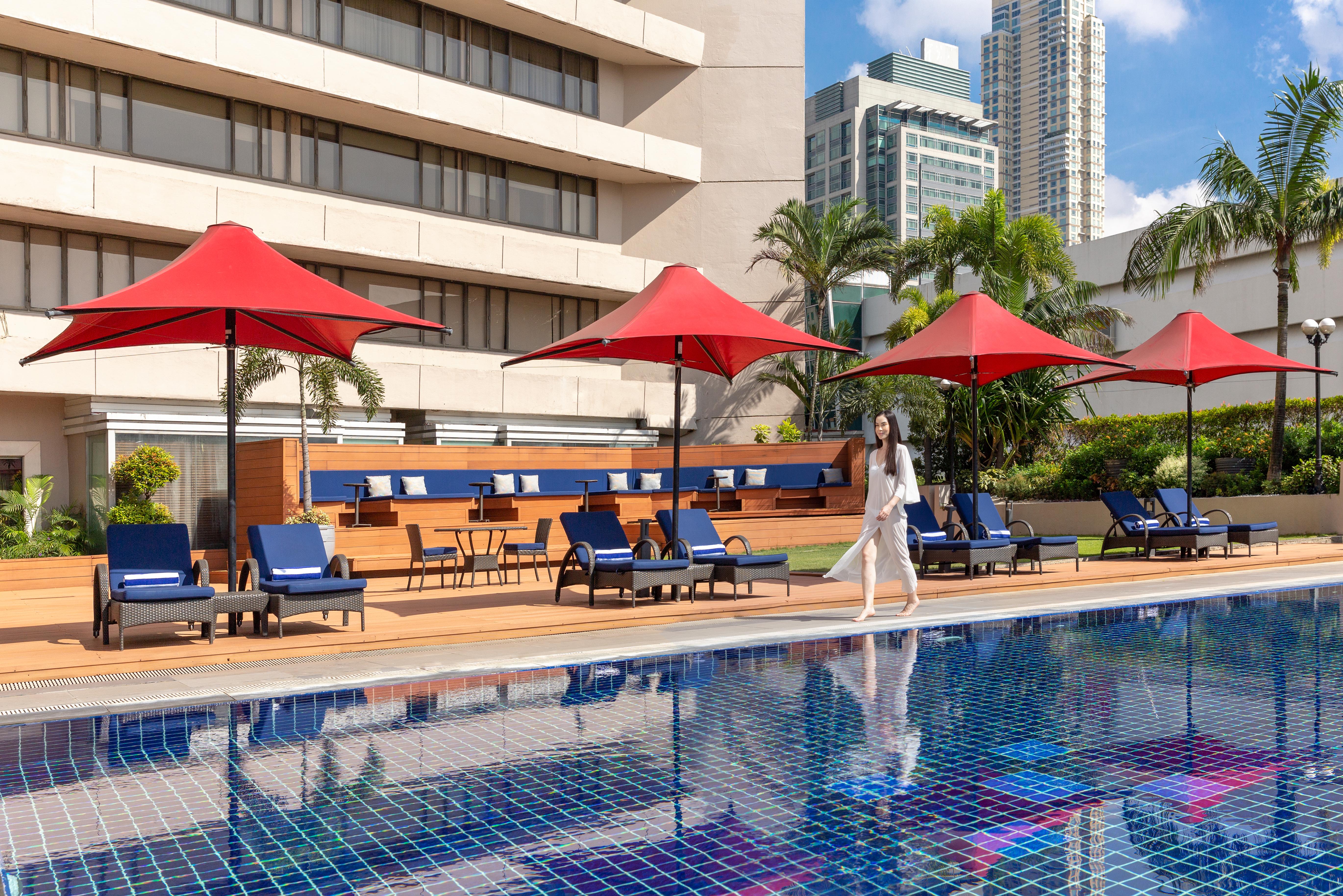 Dusit Thani Manila Μακάτι Εξωτερικό φωτογραφία The pool at the hotel