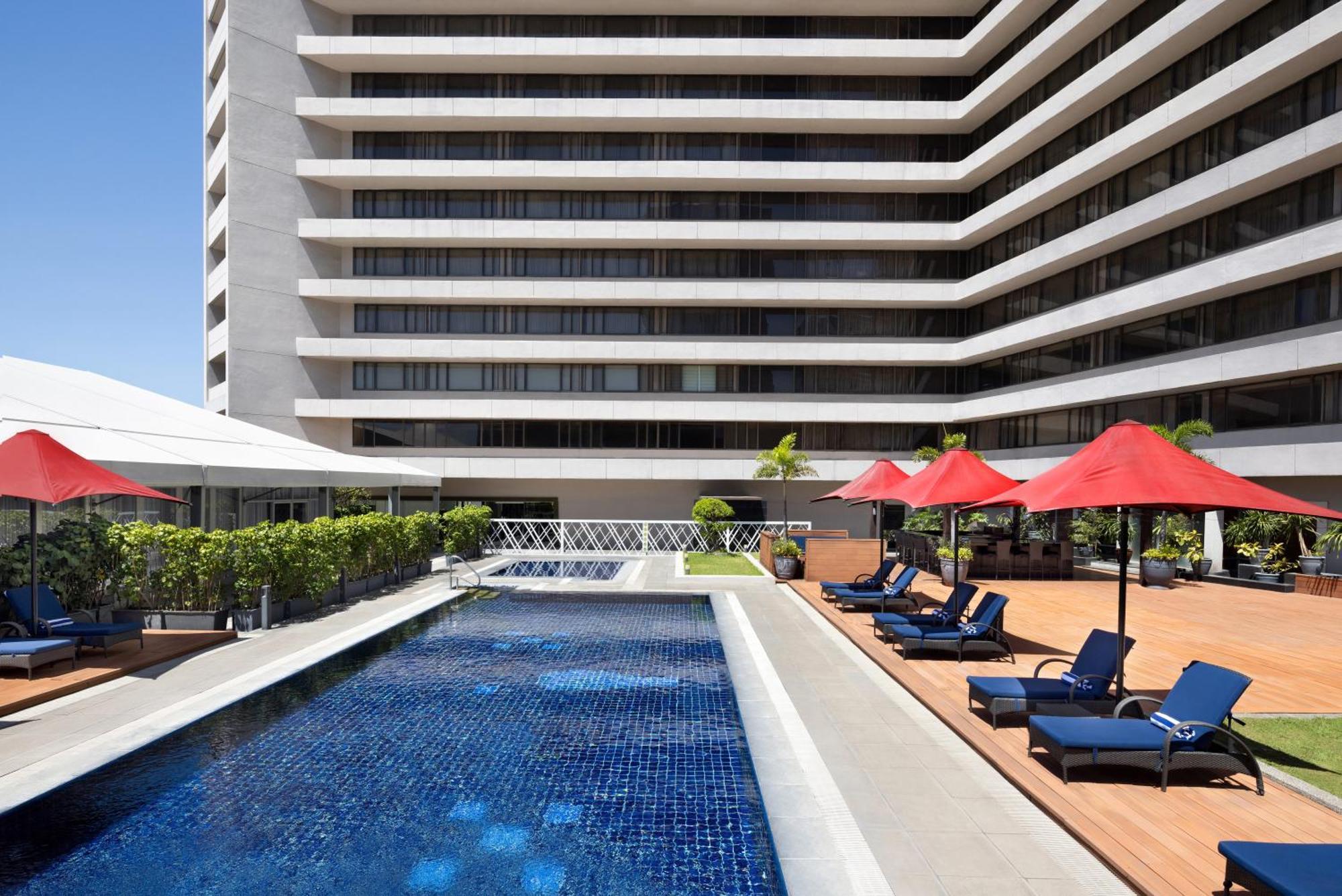 Dusit Thani Manila Μακάτι Εξωτερικό φωτογραφία The pool at the hotel