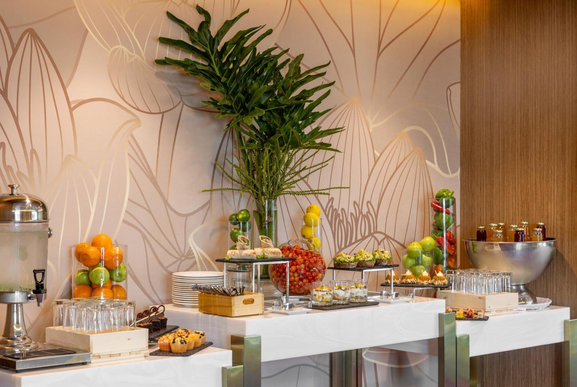 Dusit Thani Manila Μακάτι Εξωτερικό φωτογραφία A buffet at a hotel