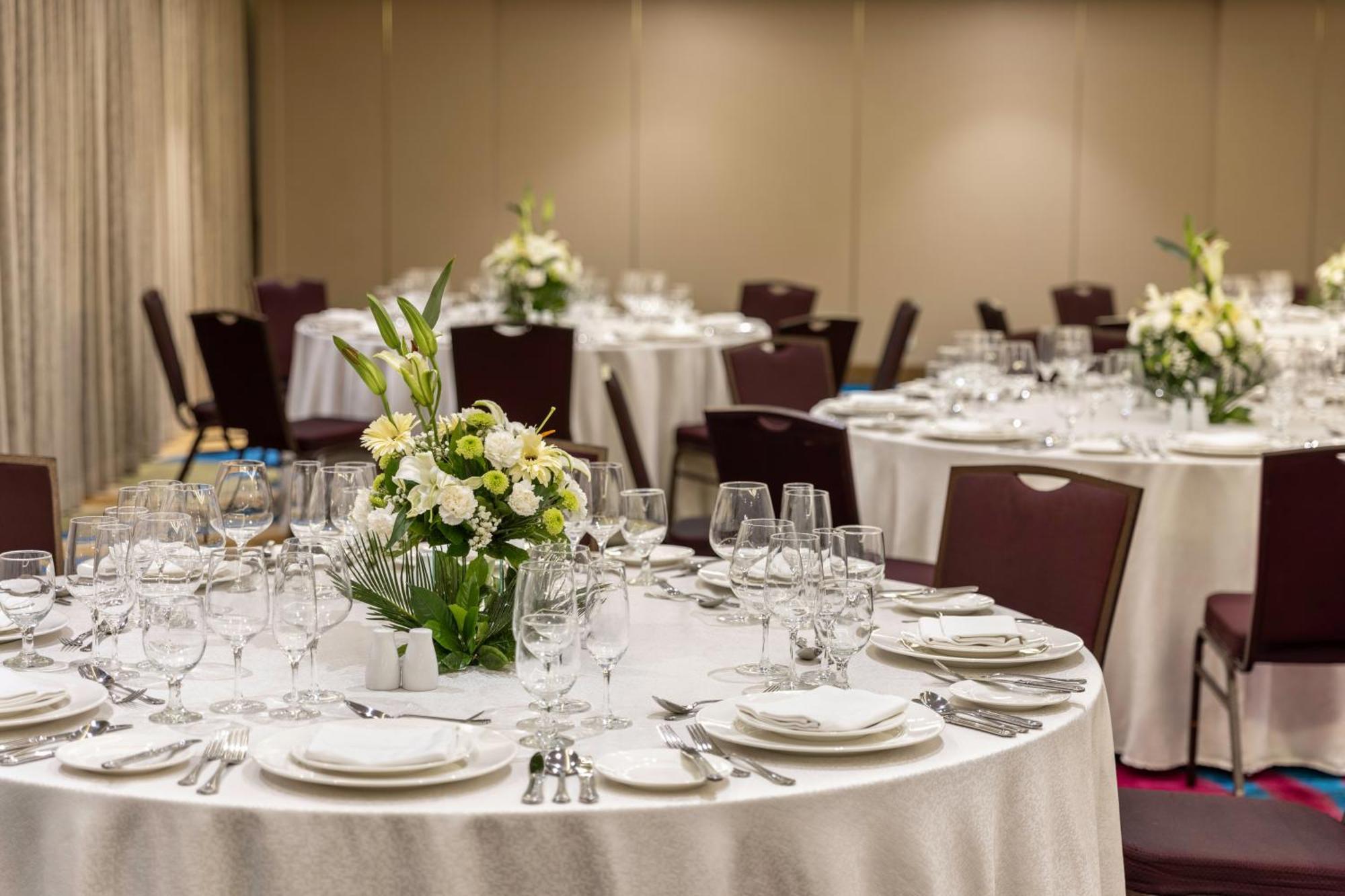 Dusit Thani Manila Μακάτι Εξωτερικό φωτογραφία A table set for a formal dinner