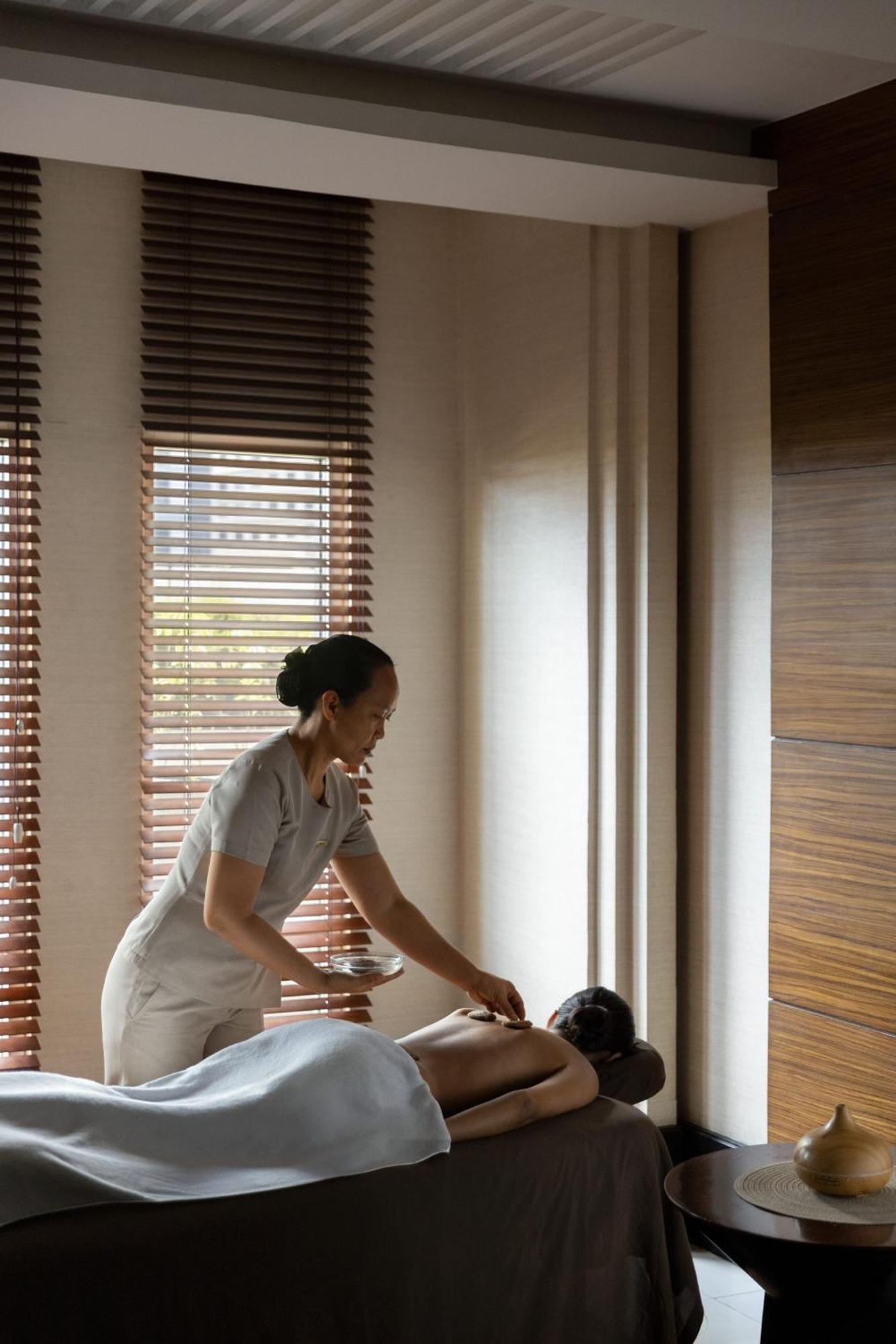 Dusit Thani Manila Μακάτι Εξωτερικό φωτογραφία A hotel maid in the Maldives