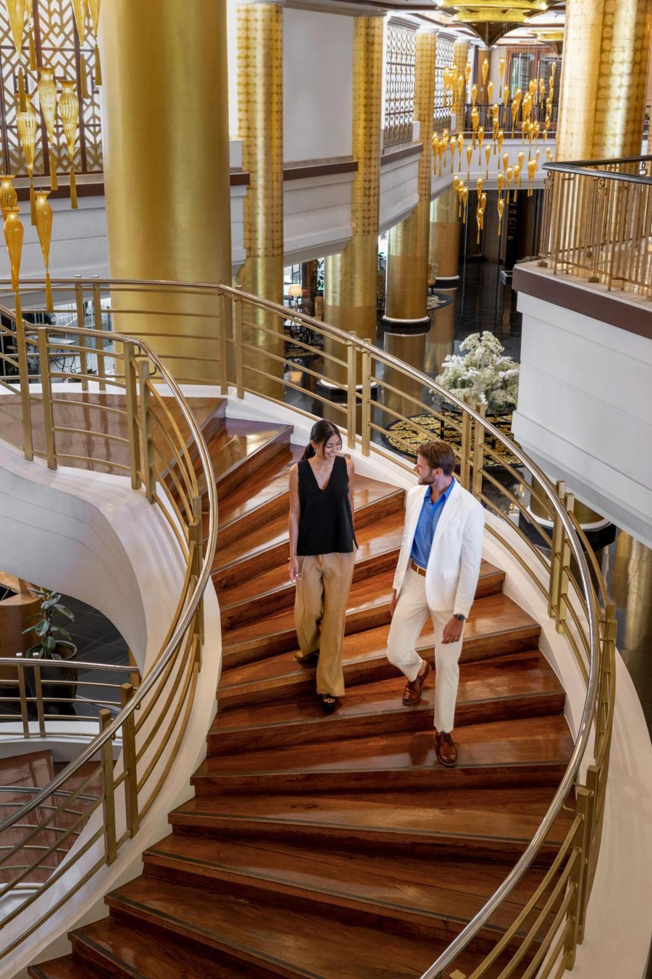 Dusit Thani Manila Μακάτι Εξωτερικό φωτογραφία The staircase at the lobby
