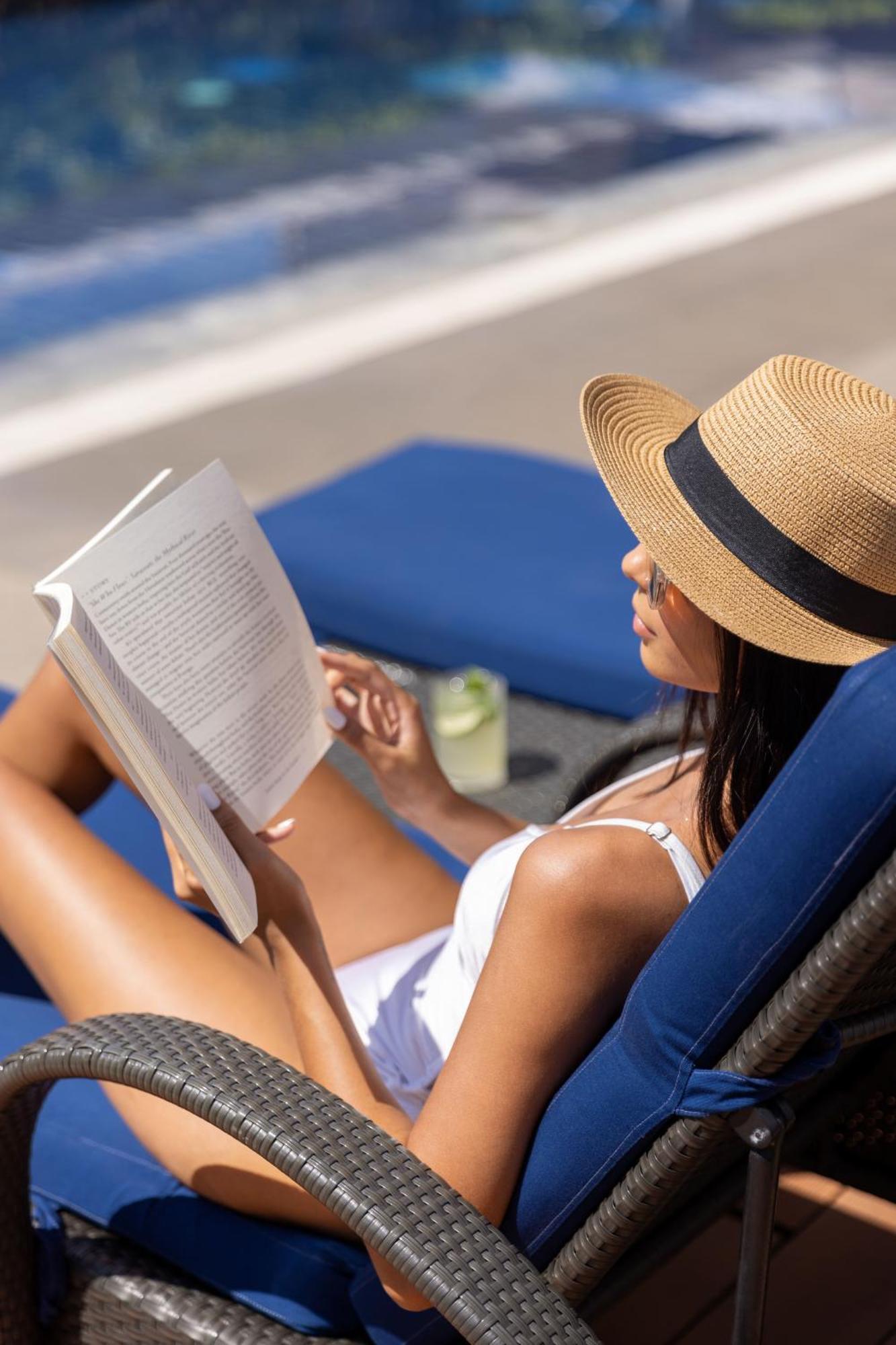 Dusit Thani Manila Μακάτι Εξωτερικό φωτογραφία A woman reading a book