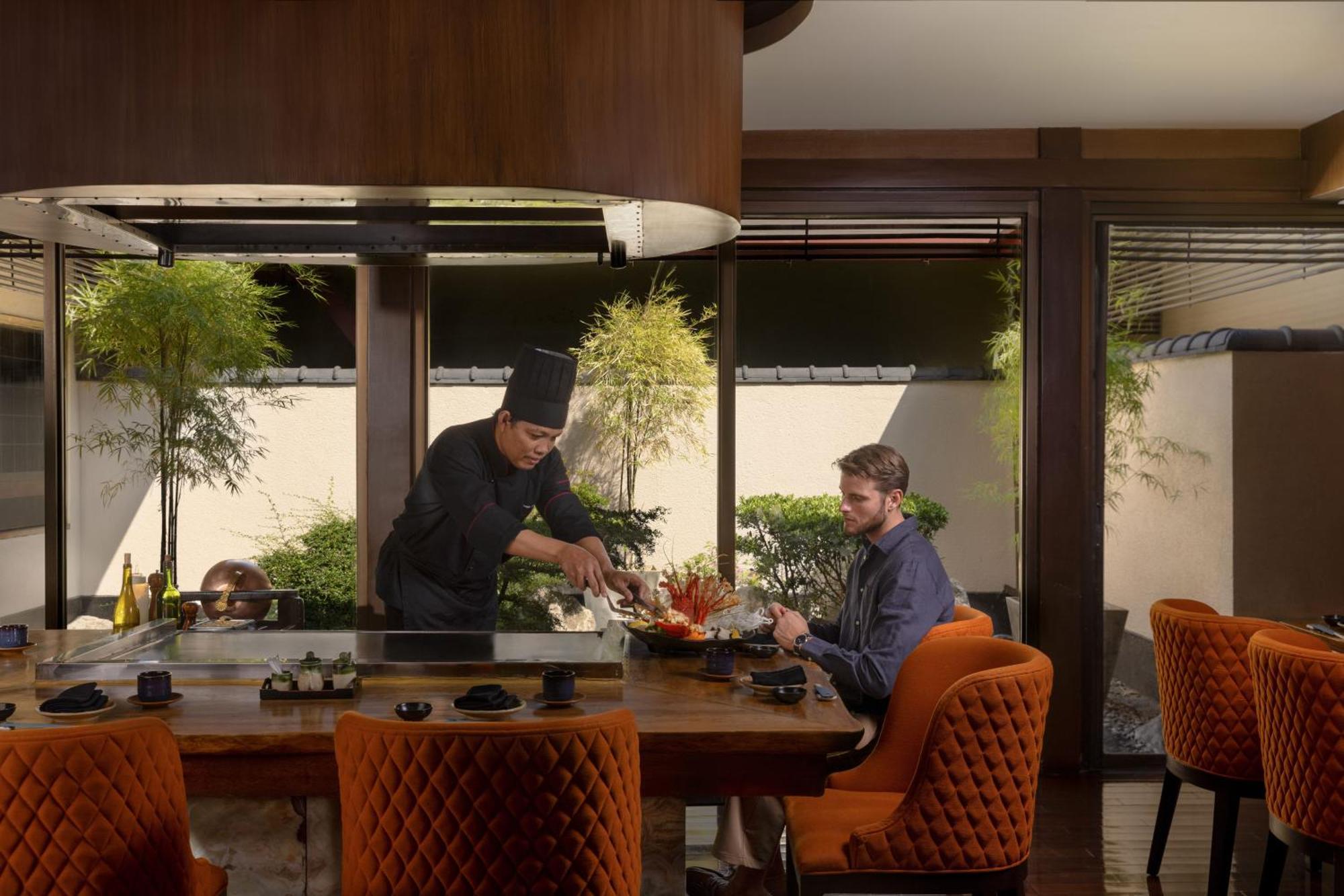 Dusit Thani Manila Μακάτι Εξωτερικό φωτογραφία Chef at work at the hotel's restaurant