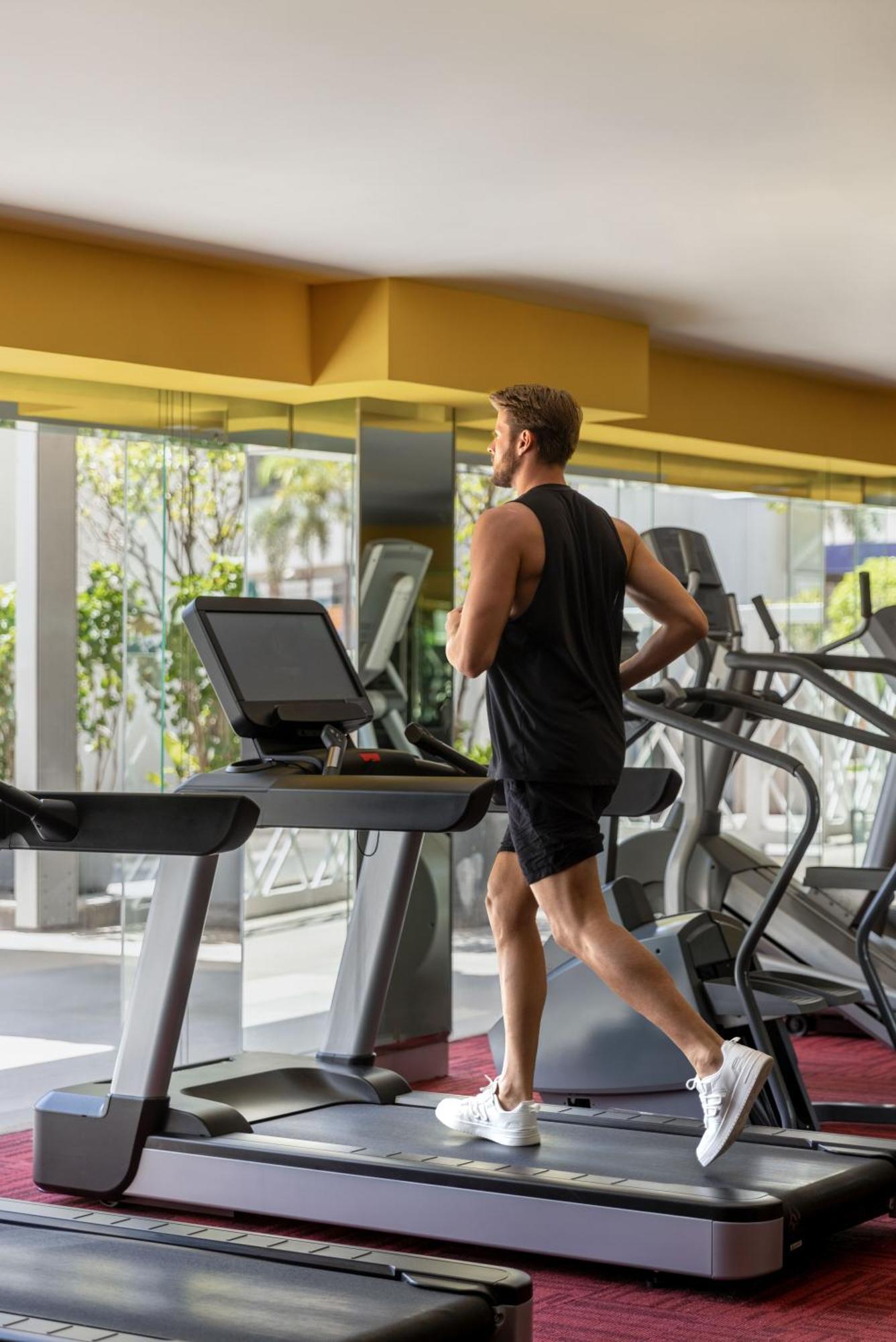 Dusit Thani Manila Μακάτι Εξωτερικό φωτογραφία A treadmill in use