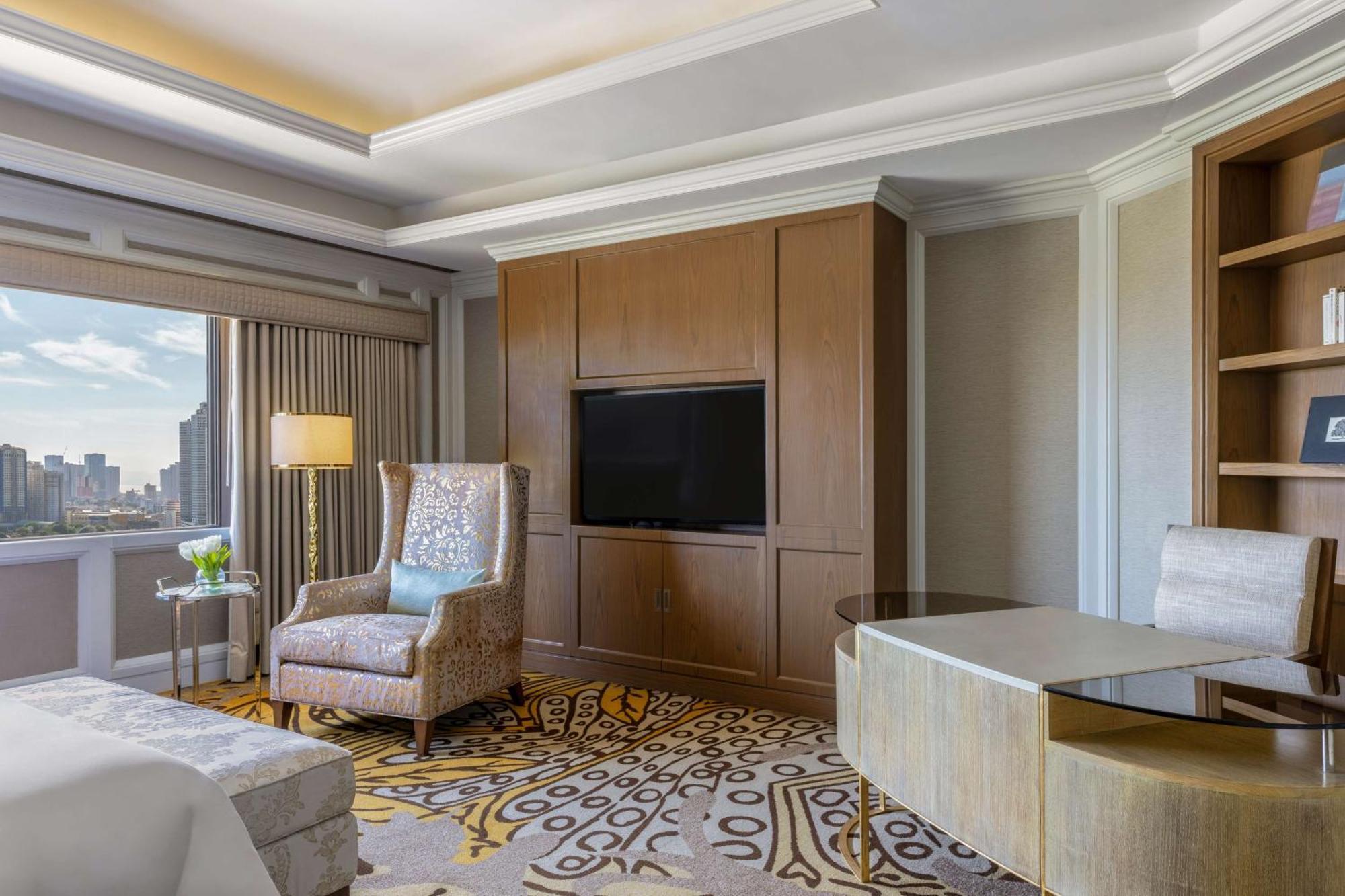 Dusit Thani Manila Μακάτι Εξωτερικό φωτογραφία A living room in a suite at the hotel